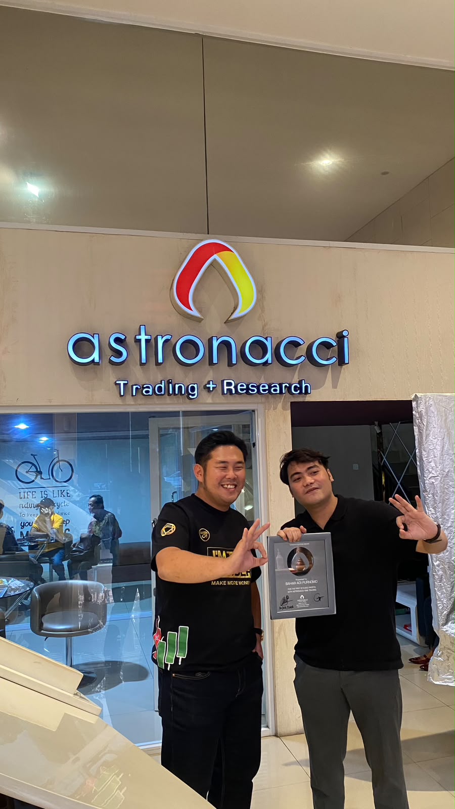Bahar Adi menerima plakat penghargaan di kantor Astronacci